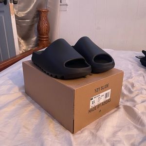 DS Adidas Yeezy Slides “Onyx” Size 11